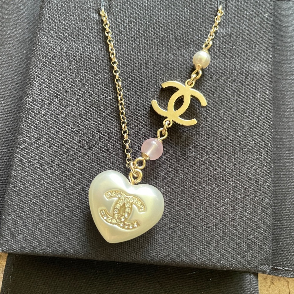 NWT Chanel resin Crystal cc heart pearly necklace white